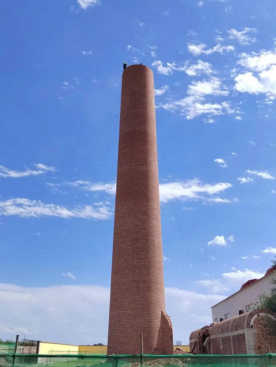 昆明拆除烟囱公司对现场进行安全防护，确保无安全隐患
