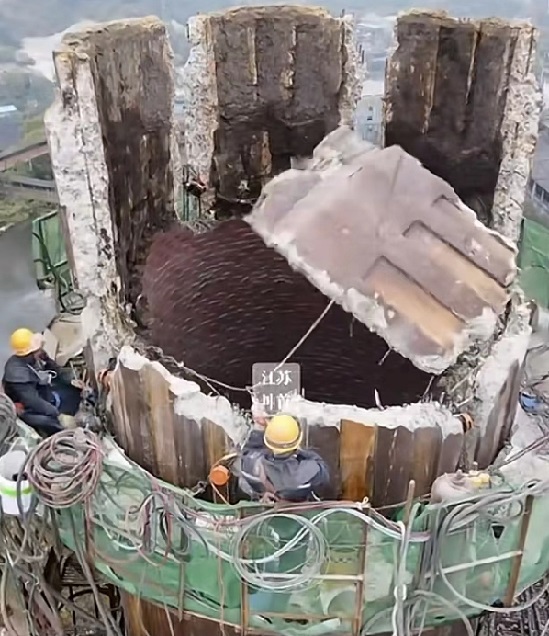 长春烟囱拆除公司:水泥烟囱人工拆除的优势