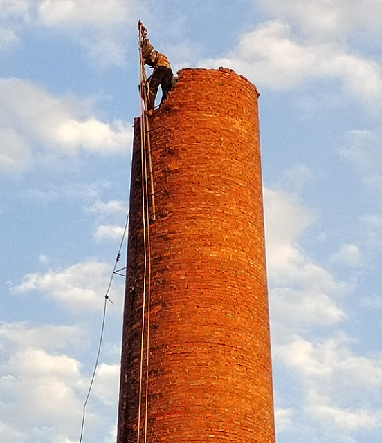 拆除烟囱公司揭秘:环保背后的专业力量