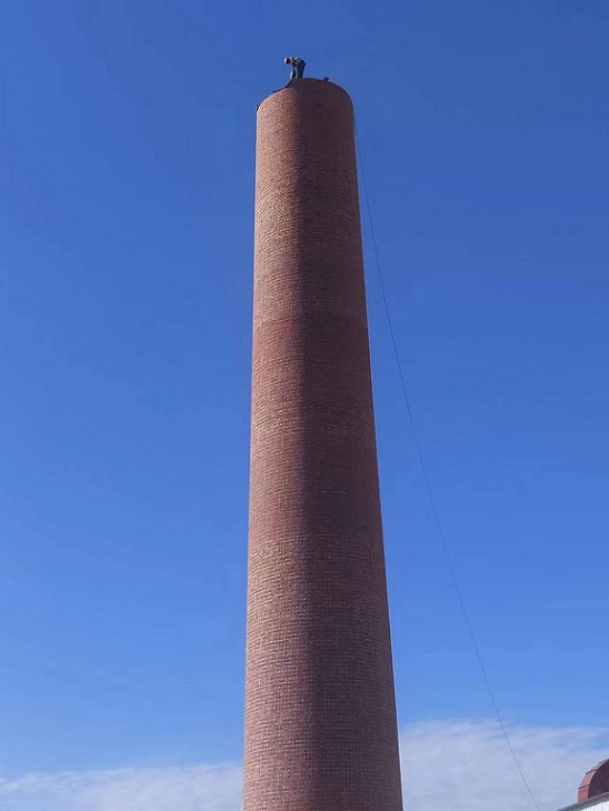 烟囱拆除:人工拆除专业技艺,安全又环保!